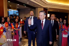 Cán bộ, nhân viên Đại sứ quán và đại diện cộng đồng người Việt Nam tại New Zealand đón Tổng Bí thư, Chủ tịch nước Tô Lâm. (Ảnh: Thống Nhất/TTXVN)