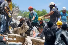 Lực lượng cứu hộ tìm kiếm nạn nhân sau trận động đất tại Cali, Colombia, ngày 11/8/2026. (Ảnh: THX/TTXVN phát)