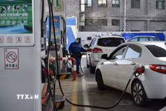 Bơm xăng cho phương tiện tại trạm xăng ở tỉnh Giang Tô, Trung Quốc. (Ảnh: THX/TTXVN phát)