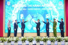 Phó Thủ tướng Hồ Quốc Dũng và các đại biểu thực hiện nghi thức bấm nút triển khai nền tảng số về Thi hành án dân sự. (Ảnh: Phạm Kiên/TTXVN)