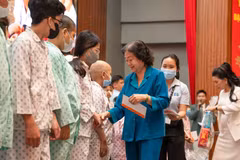 Bà Trương Mỹ Hoa, Nguyên Phó Chủ tịch nước, Chủ tịch Quỹ Học bổng Vừ A Dính, Chủ nhiệm Câu lạc bộ “Vì Hoàng Sa-Trường Sa thân yêu” trao quà Tết cho các bệnh nhân.