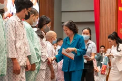 Bà Trương Mỹ Hoa, Nguyên Phó Chủ tịch nước, Chủ tịch Quỹ Học bổng Vừ A Dính, Chủ nhiệm Câu lạc bộ “Vì Hoàng Sa-Trường Sa thân yêu” trao quà Tết cho các bệnh nhân.