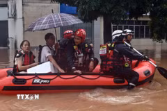 Lực lượng cứu hộ sơ tán người dân. (Ảnh minh họa: THX/TTXVN phát)