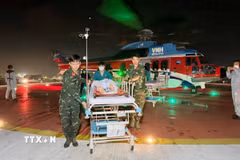 Kịp thời đưa ba bệnh nhân nặng từ Trường Sa về đất liền cứu chữa