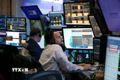 Giao dịch viên tại sàn chứng khoán New York, Mỹ. (Ảnh: THX/TTXVN)