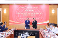 Đồng chí Phan Đình Trạc, Ủy viên Bộ Chính trị, Bí thư Trung ương Đảng, Trưởng Ban Nội chính Trung ương trao Quyết định của Bộ Chính trị cho đồng chí Lê Hồng Quang. (Ảnh: Phương Hoa/TTXVN)