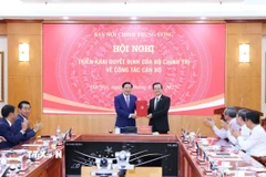 Đồng chí Phan Đình Trạc, Ủy viên Bộ Chính trị, Bí thư Trung ương Đảng, Trưởng Ban Nội chính Trung ương trao Quyết định của Bộ Chính trị cho đồng chí Lê Hồng Quang. (Ảnh: Phương Hoa/TTXVN)
