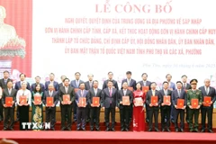 Đại tướng Lương Tam Quang, Bộ trưởng Bộ Công an, trao các nghị quyết, quyết định về việc thành lập tổ chức Đảng, chỉ định cấp ủy, bố trí nhân sự giữ các chức danh chủ chốt trong hệ thống chính trị mới. (Ảnh: Tạ Toàn/TTXVN)