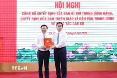 Ông Nguyễn Trọng Nghĩa, Ủy viên Bộ Chính trị, Bí thư Trung ương Đảng, Trưởng Ban Tuyên giáo và Dân vận Trung ương trao Quyết định của Ban Bí thư cho ông Trần Thanh Lâm. (Ảnh: Phương Hoa/TTXVN)