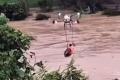 Giải cứu kịp thời người dân mắc kẹt trên cù lao giữa dòng sông Sêrêpốk