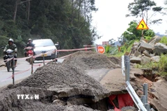 Tại km 77 đoạn qua xã Kon Plông (Quảng Ngãi), 1/2 mặt đường bị sụt lún gần 1m, dài gần 100m, hồi tháng 2/2026. (Ảnh: Cao Nguyên/TTXVN)