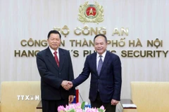 Trung tướng Nguyễn Thanh Tùng, Giám đốc Công an thành phố Hà Nội với Thượng tướng Vanthong Kongmany, Bộ trưởng Bộ Công an Lào. (Ảnh: Phạm Kiên/TTXVN)