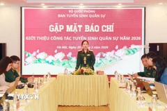 Thiếu tướng, Tiến sỹ Phùng Thị Phú, Phó Cục trưởng Cục Quân huấn - Nhà trường chủ trì buổi gặp mặt. (Ảnh: Trọng Đức/TTXVN)