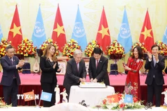Chủ tịch nước Lương Cường và Tổng Thư ký Liên hợp quốc António Guterres cắt bánh mừng kỷ niệm 80 năm Liên hợp quốc. (Ảnh: Lâm Khánh/TTXVN)