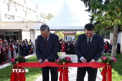Tổng Bí thư Tô Lâm cắt băng khánh thành Tượng đài Chủ tịch Hồ Chí Minh trong khuôn viên Đại sứ quán. (Ảnh: Thống Nhất/TTXVN)