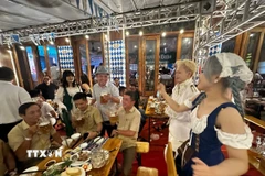 Biểu diễn giao lưu văn hóa tại Lễ hội bia Đức ở Đà Nẵng. (Ảnh: Trần Lê Lâm/TTXVN)