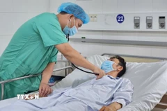 Kiểm tra sức khỏe bệnh nhân ghép thận. (Ảnh: Mai Trang/TTXVN)