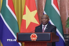 Tổng thống Nam Phi Matamela Cyril Ramaphosa gặp gỡ báo chí, thông báo về kết quả hội đàm giữa hai bên. (Ảnh: Lâm Khánh/TTXVN)