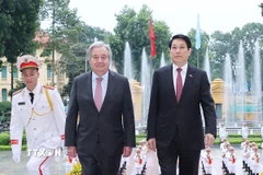 Chủ tịch nước Lương Cường đón Tổng Thư ký Liên hợp quốc António Guterres tại Phủ Chủ tịch. (Ảnh: Lâm Khánh/TTXVN)