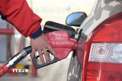 Bơm xăng cho phương tiện tại trạm xăng ở tỉnh Vân Nam, Trung Quốc. (Ảnh: THX/TTXVN)