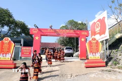 Đồng bào dân tộc Xê Đăng, xã Trà Linh, thành phố Đà Nẵng nô nức đến điểm bầu cử. (Ảnh: Trần Tĩnh/TTXVN)