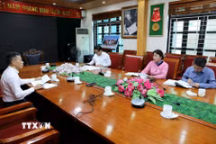 Đại diện sở Nông nghiệp và Môi trường tỉnh Hưng Yên làm việc với phóng viên TTXVN về giải phóng mặt bằng dự án sân golf Khoái Châu. (Ảnh: Thế Duyệt/TTXVN)