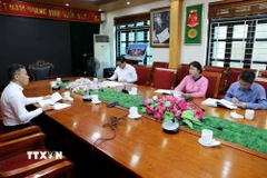 Đại diện sở Nông nghiệp và Môi trường tỉnh Hưng Yên làm việc với phóng viên TTXVN về giải phóng mặt bằng dự án sân golf Khoái Châu. (Ảnh: Thế Duyệt/TTXVN)