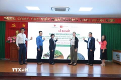 Các đại biểu khởi động dự án Green Hero Solution. (Ảnh: Hương Giang/TTXVN)