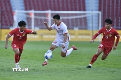 U22 Lào (áo đỏ) liệu có thể làm nên bất ngờ trước U22 Malaysia? (Ảnh: Minh Quyết/TTXVN)