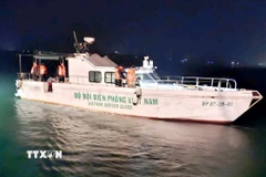 Đồn Biên phòng Cửa khẩu Cảng Gianh cùng Hải đội Biên phòng 1, tàu vận tải Khánh Minh 09 và một tàu đánh cá địa phương kịp thời phối hợp hỗ trợ cứu nạn hai ngư dân bị chìm thuyền. (Ảnh: TTXVN phát)