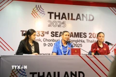 HLV trưởng đội tuyển nữ Việt Nam Mai Đức Chung tại cuộc họp báo. (Ảnh: Đỗ Sinh/TTXVN)