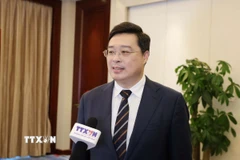 Ông Vi Thao, Chủ tịch Chính quyền Khu tự trị dân tộc Choang Quảng Tây (Trung Quốc), trả lời phỏng vấn phóng viên TTXVN về hợp tác giữa Quảng Tây và Việt Nam trong lĩnh vực AI. (Ảnh: Công Tuyên/TTXVN)