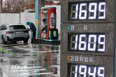 Bảng giá niêm yết tại một trạm xăng ở Seoul, Hàn Quốc ngày 2/3/2026. (Ảnh: Yonhap/TTXVN)