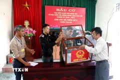 Vận hành thử nghiệm việc kiểm tra hòm phiếu trước khi khai mạc và thực hành quy trình bỏ phiếu bầu cử. (Ảnh: Mạnh Khánh/TTXVN)