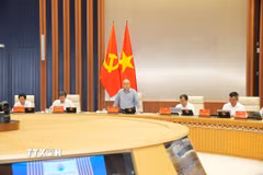 Chủ tịch UBND thành phố Hải Phòng Đỗ Thành Trung điều hành Phiên họp thường kỳ tháng 4/2026. (Ảnh: Minh Huệ/TTXVN)