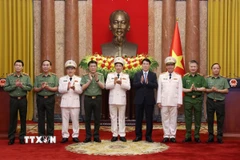 Chủ tịch nước Lương Cường và các đồng chí Lãnh đạo Bộ Công an. (Ảnh: Lâm Khánh/TTXVN)