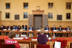 Đoàn đại biểu Đảng Cộng sản Việt Nam làm việc với Viện Kiểm sát tối cao Hungary. (Ảnh: Phương Hoa/TTXVN)