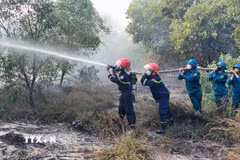 Lực lượng chức năng nỗ lực dập lửa. (Ảnh: TTXVN phát)