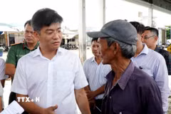 Phó chủ tịch UBND tỉnh Quảng Ngãi Đỗ Tâm Hiển (áo trắng) trao đổi với ngư dân phường Sa Huỳnh về công tác phòng, chống IUU. (Ảnh: Lê Phước Ngọc/TTXVN)