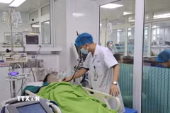 Bệnh nhân bị sốc nhiệt do nắng nóng được điều trị tại Bệnh viện Đa khoa tỉnh Phú Thọ. (Ảnh: TTXVN phát)