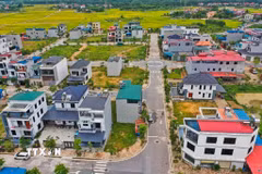 Những tuyến đường nội khu rộng rãi, khang trang tại khu tái định cư vùng ảnh hưởng môi trường Nam Sơn, từng bước đáp ứng nhu cầu sinh hoạt và đi lại của người dân. (Ảnh: Trung Nguyên/TTXVN)