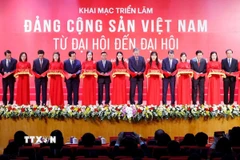 Tổng Bí thư Tô Lâm và các đồng chí lãnh đạo Đảng, Nhà nước cắt băng khai mạc Triển lãm "Đảng Cộng sản Việt Nam - Từ Đại hội đến Đại hội." (Ảnh: Thống Nhất/TTXVN)