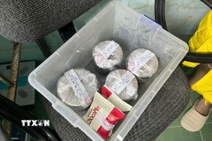 Mẫu thức ăn bữa trưa tại trường được lưu trữ tại phòng y tế nhà trường. (Ảnh: Văn Dũng/TTXVN)