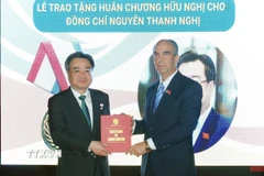 Đại sứ Cuba tại Việt Nam Rogelio Polanco Fuentes trao tặng Huân chương Hữu nghị của Nhà nước Cuba cho ông Nguyễn Thanh Nghị. (Ảnh: Phương Hoa/TTXVN)