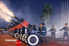 15 khẩu pháo lễ 105mm của Lữ đoàn Pháo binh 45 đã "khai hỏa," mở màn cho buổi tổng hợp luyện diễu binh, diễu hành A80 tối 21/8. (Ảnh: Vietnam+)
