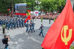 Các khối đi bộ của lực lượng Quân đội nhân dân diễu binh trên tuyến phố Hàng Khay-Tràng Tiền. (Ảnh: Phan Phương/TTXVN)