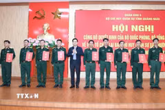 Trao Quyết định điều động, bổ nhiệm 96 sỹ quan quân đội về các xã, phường, đặc khu ở Quảng Ngãi. (Ảnh: TTXVN phát)