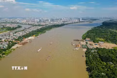 Sông Hồng. (Ảnh: Lê Đông/TTXVN)