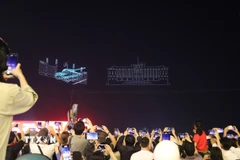 Màn trình diễn drone khắc họa những hình ảnh lịch sử như khoảnh khắc xe tăng tiến vào cổng Dinh Độc Lập. (Ảnh: Thu Hương/TTXVN)