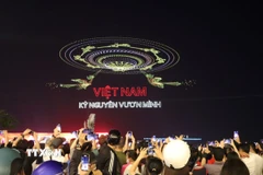 Người dân tập trung đông đúc tại khu vực Bến Bạch Đằng (Quận 1) để chiêm ngưỡng màn trình diễn drone đặc sắc. (Ảnh: Thu Hương/TTXVN)